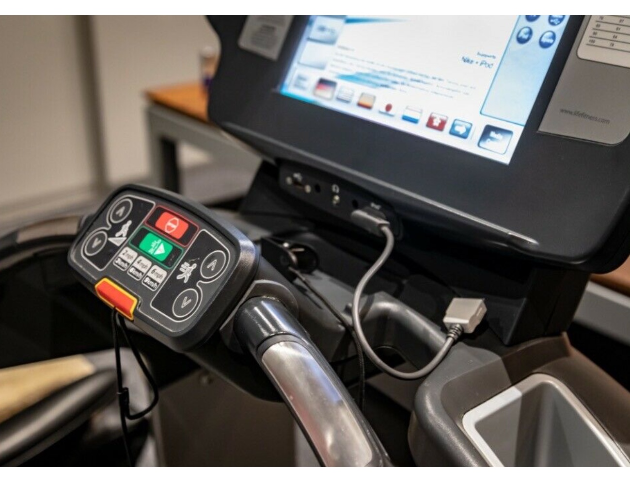 Orginal-Bild-Monitor-15-Zoll-Life-Fitness-Platinum-Club-Series-Laufband-gebraucht